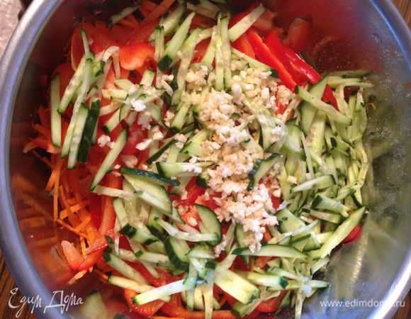 положить все порезанные овощи, кроме лука