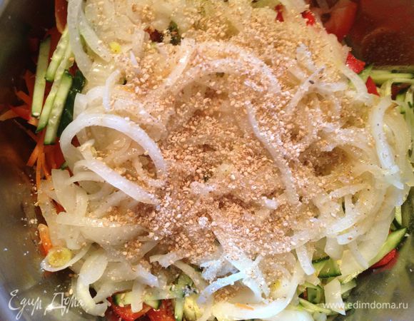 лук добавить к гребешку, посыпать кунжутными семечками (лучше его немного размолоть), добавить кунжутное масло