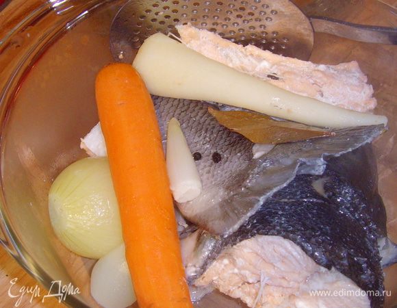 В моём случае я осторожно разобрала голову и хвост, рыбное мясо отложила в сторону.