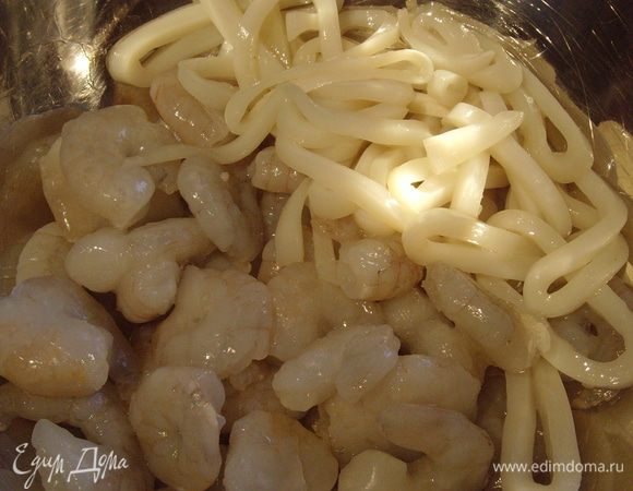 добавить подготовленные креветки и кольца кальмаров, а так же рыбу, если таковая есть. Варить буйабес вместе с рыбой можно не более 15-20 мин. За 5 мин. до конца добавить подготовленные мидии (если они есть ).