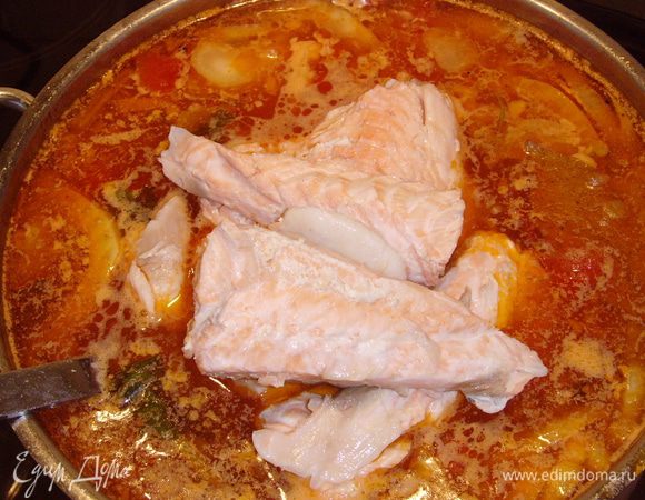 Я добавила рыбное мясо от головы и хвоста. Посолить и поперчить по вкусу.
