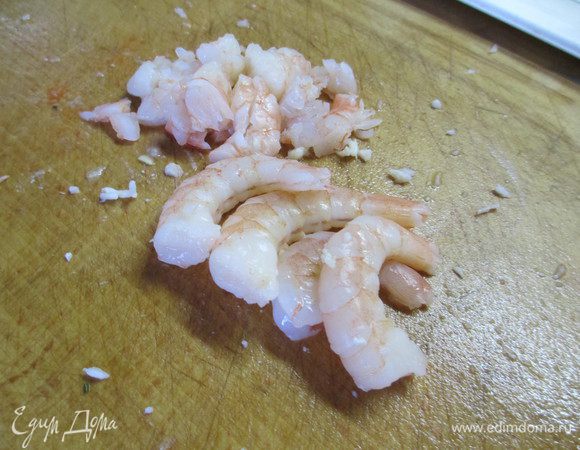 Нарезать мясо креветок.