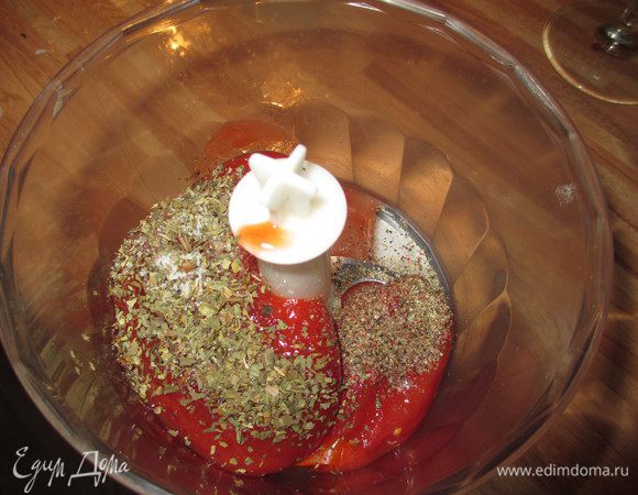 Сделать соус. Помидоры (если у вас свежие) ошпарить кипятком от кожицы, крупно нарезать, выложить в чашу блендера или, как в моем случае просто выложить из банки (без сока). Добавить базилик, немного соли, перца и пюрировать. Влить оливковое масло и хорошо перемешать.