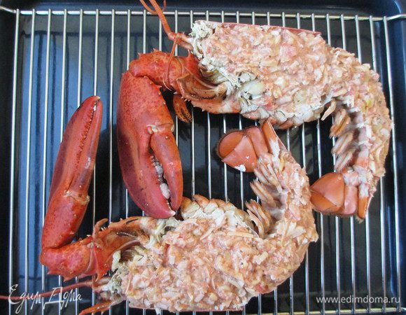 Мясо омара, креветок перемешать с тертым сыром и луком, добавить пармезан, сливки и соус из тертых помидоров. Начинку перемешать и посолить. Наполнить начинкой панцирь омара. Мягкий сыр размять и посыпать им начинку. Выложить омара на противень и запекать до образования румяной корочки - 10-15 минут при 200 градусах.