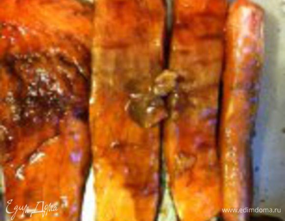 Духовку разогреть до 180 градусов. Выложить лосось на противень или в специальную форму, запекать в духовке примерно 15-20 минут (можно меньше - это зависит от желаемой степени прожарки). 