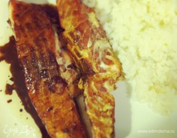 Подавать рыбу, украсив ее приваренным в маринаде перцем чили, зеленым луком и полив соусом из маринада. Вкусно очень-очень. Попробуйте! 