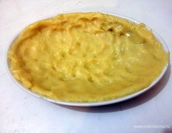 В форму или в формочки для маффинов выложить картофельное пюре, формируя бортики. 