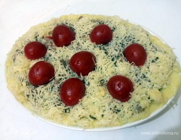 Выложить на середину мясной фарш, присыпать все сыром и в середину вставить помидорки черри.