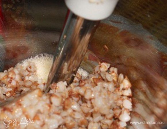 Яйца взбиваем с 90 г сахара и ванильным сахаром с помощью блендера. Добавляем вареную гречневую крупу и также взбиваем.