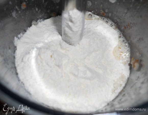 Добавляем 80 г муки, взбиваем, переложить тесто в миску.