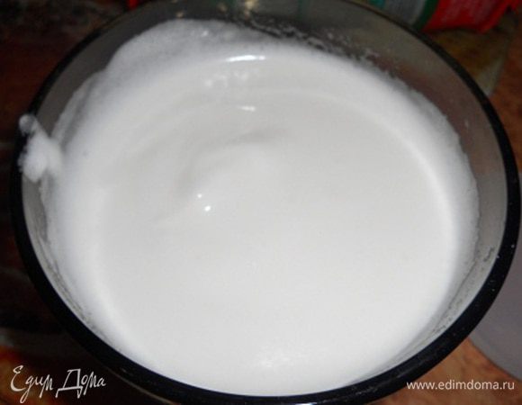 Теперь нужно взбить белки: добавляем щепотку соли и начинаем взбивать миксером. Когда образовалась пышная пена, добавляем 50 г сахара и взбиваем до пиков.