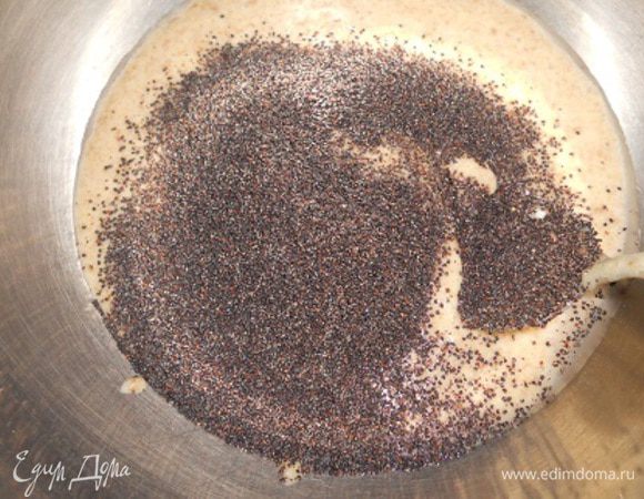 3 ст. л. мака перемолоть в кофемолке. К тесту добавить мак и перемешать.