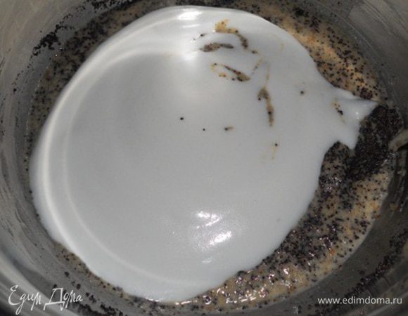 Теперь добавить половину белков и очень осторожно перемешать в одном направлении.