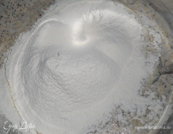 Добавить 125 г муки и аккуратно перемешать.