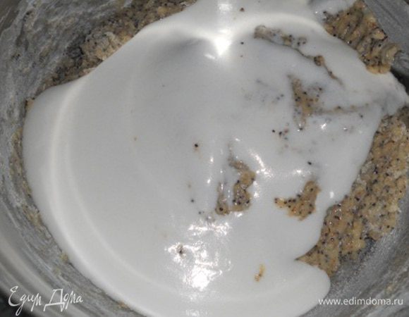 Затем добавляем остальные белки и также осторожно в одном направлении перемешиваем.