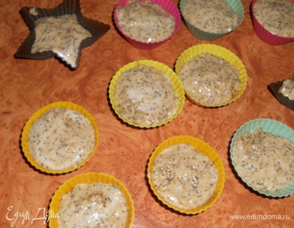 Теперь перекладываем тесто в формочки и выпекаем при температуре 170°C до готовности, до золотистого цвета.