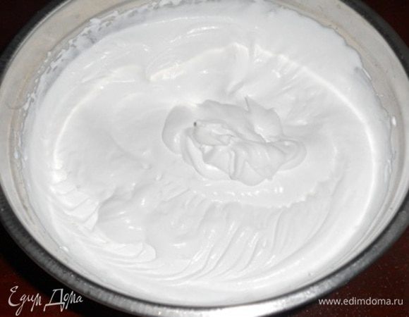 Пока пирожные выпекаются, нужно взбить сливки. Я беру сладкие кондитерские сливки 26% жирности и взбиваю до стойких пиков.