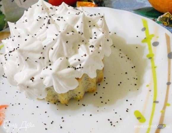 Когда пирожные испеклись, извлечь их из форм и хорошо остудить, при помощи кондитерского мешка (или можно взять пакетик и сделать маленькую дырочку) украсить взбитыми сливками, а сверху посыпать оставшимся маком. Приятного чаепития!