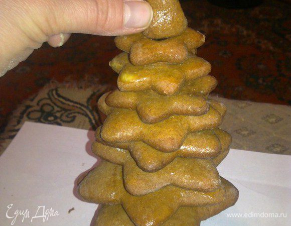 Приготовьте глазурь. Взбейте 1 яичный белок со 100 граммами сахарной пудры до загустения. После выпечки украсьте глазурью пряники, подождите пока глазурь затвердеет и установите на сборную подставку. 


