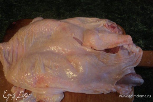У курицы отрезать крылышки по второй фаланге. Затем аккуратно острым ножом отделить мясо от костей, стараясь не порезать кожу. Отделить часть филе с грудки с внутренней стороны, чтобы толщина оставшегося мяса была примерно одинаковой.