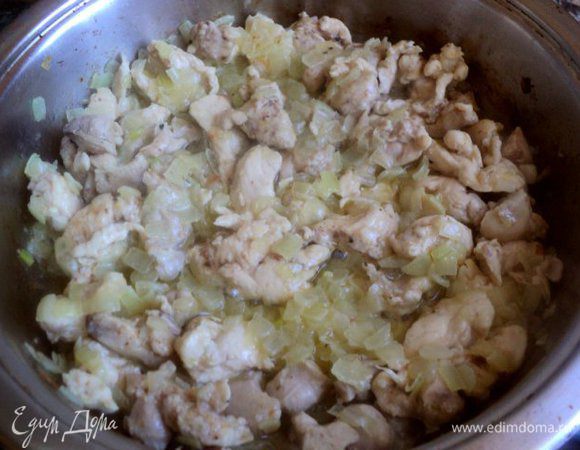 Добавить порезанное небольшими кусочками куриное филе потушить 10 мин., помешивая время от времени. Отварить рис до полуготовности.