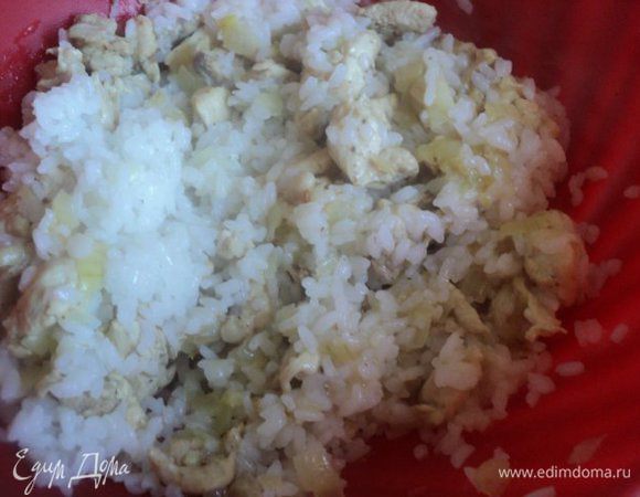 Смешать отваренный рис с луком и филе. 