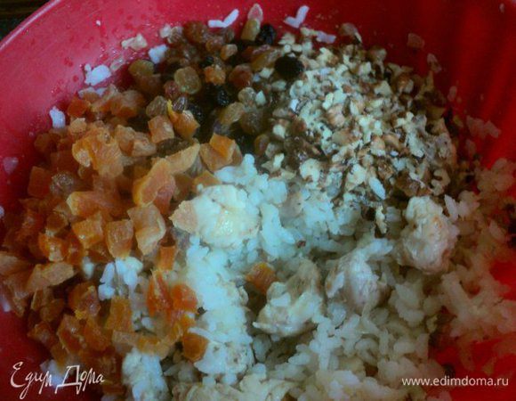 Изюм и курагу залить на 5 мин. горячей водой, затем воду слить и порезать курагу мелкими кусочками. Орехи порубить ножом. Добавить орехи, курагу и изюм к рису с луком и филе. Посолить, поперчить по вкусу, добавить кориандр, перемешать.