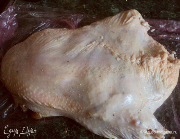 Начинить начинкой курицу и зашить швы кулинарной ниткой (не забыть потом снять после готовности!). Смешать соевый соус, мед и остатки растительного масла и хорошо смазать этой смесью курицу.