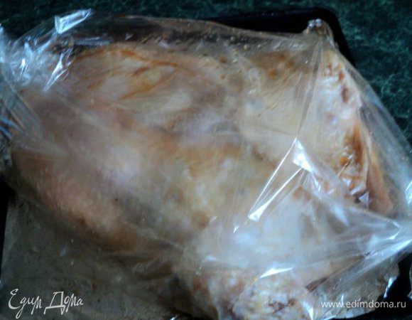 Запаковать курицу в рукав для запекания и в духовку на 45 мин. при температуре 200 градусов.                                                                                                                                       