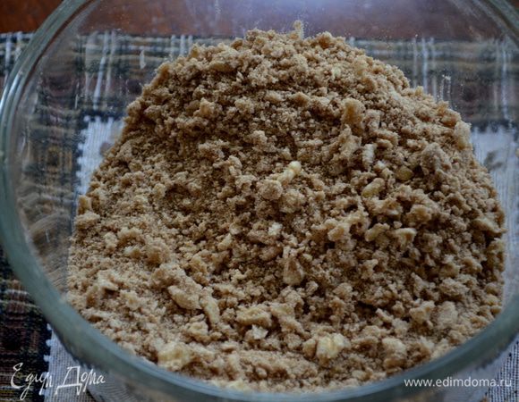 Разогреть духовку на 180 гр.
Квадратную форму застелить фольгой,смазать маслом или сбрызнуть масляным спреем.
Приготовим штрейзель.
В чаше смешаем коричневый сахар,муку,корицу,соль.Затем добавим холодное сливочное масло на кусочки порезанное и порубим все ножом в крошку.Поставим в холодильник.