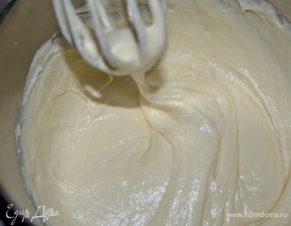 На медленной скорости смешать половину муки с кефиром и масляной  частью,затем добавить остальную часть муки.Перемешать.