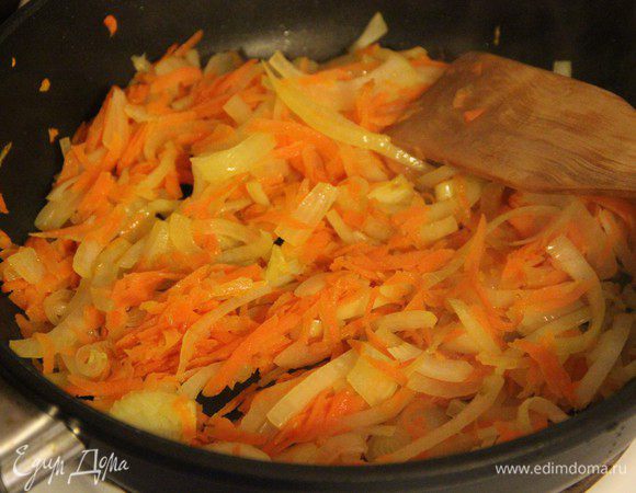 Лук почистить, порезать четверть кольцами.
Морковь почистить, потереть на крупной терке.
Обжарить на оливк.масле до готовности.
Грибы помыть воду слить хорошо и обжарить их тоже на оливк.масле минут 7.
Добавить к ним капусту и все протушить около 4-5 минут.