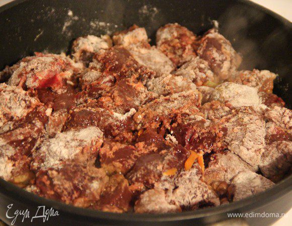 Печень порезать на кусочки и обсыпать мукой. Обжарить на оливк.масле минут 10-15 (если это куриная печень то мину 5-6).
