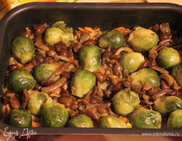 В форму выкладываем лук и морковь, на них грибы с капустой. Сверху укладываем печенку.