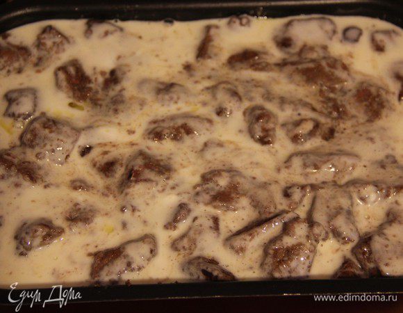 Для сметанной заливки смешать сметану с яйцами и вилочкой чуток взбить. 

Заливаем ею все поверхность печенки. 