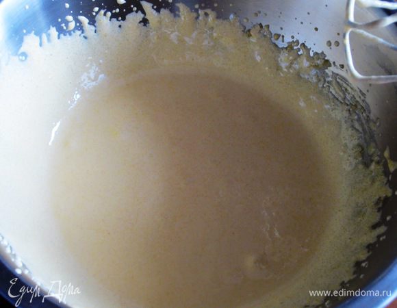 Бисквит: Желтки отделить от белков. Желтки взбить с сахаром до тех пор, пока не получится плотная кремообразная масса.