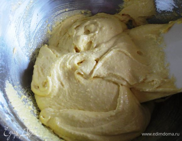 Муку смешать с крахмалом и соединить с желтками.