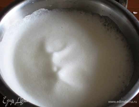 Яичные белки взбить с 2 ст.л. холодной воды....