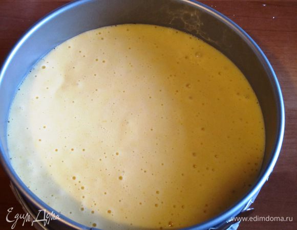 Дно разъёмной формы (диаметр 20 см) выстлать пергаментом и выложить тесто.