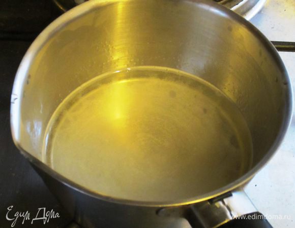 Желатин замочить на 10 минут в холодной воде, отжать. В кастрюльку налить небольшое количество воды, добавить желатин и нагреть до полного растворения на слабом огне при постоянном помешивании.