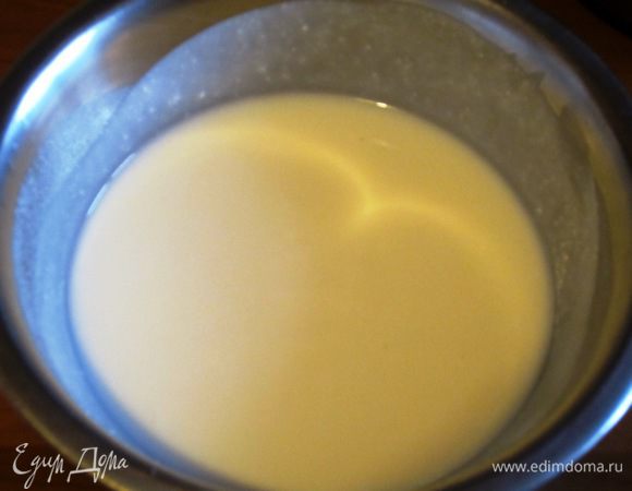 Желейную массу соединить сначала с небольшим количеством творожной массы, затем выложить оставшейся творог. Поставить на 1 час в холодильник.