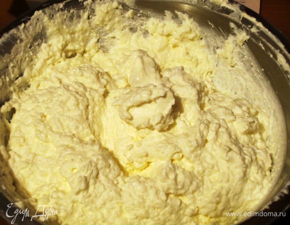 Взбить сливки и ввести в творожную массу.