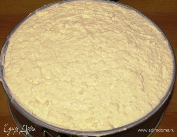 Выложить творожный крем на бисквитный корж .поставить торт в холодильник на 2-3 часа, чтобы крем полностью застыл.