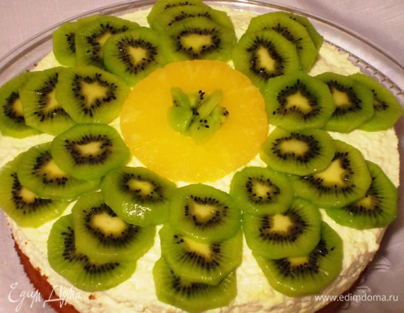 Украсить нарезанными тонкими ломтиками киви.