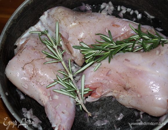 Натереть мелкопрезанным луком-шалотом,положить розмарин и розовый перец и оставить на 1 час.