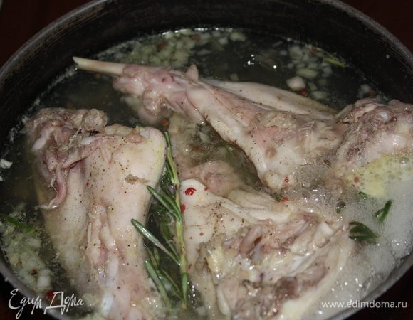 Духовку разогреваем до 160 градусов. Закрываем сковороду крышкой и ставим в духовку на 1ч40м или на 2 часа.