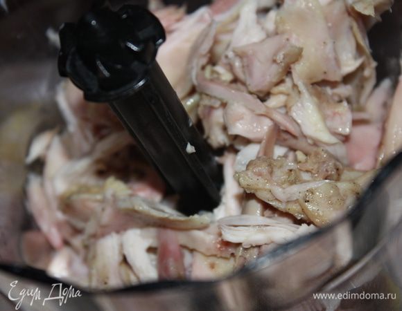 Мясо рубим крупно ножом или измельчаем в блендере в импульсном режиме.