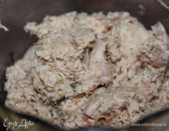 Смешиваем с жиром и убираем в холодильник или заливаем растополенным сливочным маслом.Вообще,лучше,чтобы паштет провел в холодильнике примерно 12 часов,чтобы окончательно созреть.