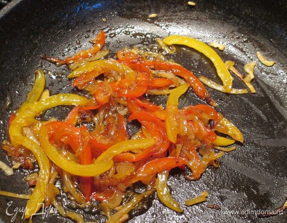 Стручок перца вымыть и обсушить, семена и плодоножку удалить. Лук очистить. Перец и цуккини нарезать тонкой соломкой, лук - тонкими полукольцами. Чеснок очистить и мелко порубить. Нагреть оливковое масло на сковороде или в сотейнике и обжарить овощи до прозрачности лука (ок. 7 мин.). Добавить устричный соус, Табаско, мед, аккуратно перемешать, снять с огня.