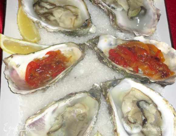 Раковины устриц открыть и отделить моллюсков. Устрицы в раковинах выложить на сервировочное блюдо, посыпанное крупной поваренной солью. В каждую раковину выложить немного обжаренных овощей и сбрызнуть маслом омара. Украсить дольками лимона.
P.S. Масло омара можно приготовить самостоятельно. 1 кг омара (можно заменить раками или креветками) залить 1 л подсолнечного масла, добавить по 20 г сладкой паприки и куркумы. Довести до кипения и готовить на медленном огне 1 ч. Масло остудить, процедить. Хранить в холодильнике в герметичной емкости.